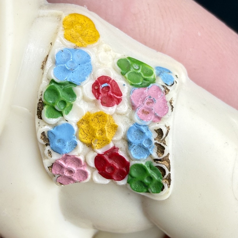 Vintage Estate Elephant Brooch White Floral Painted Plastic Pin 2in - Picture 5 of 7